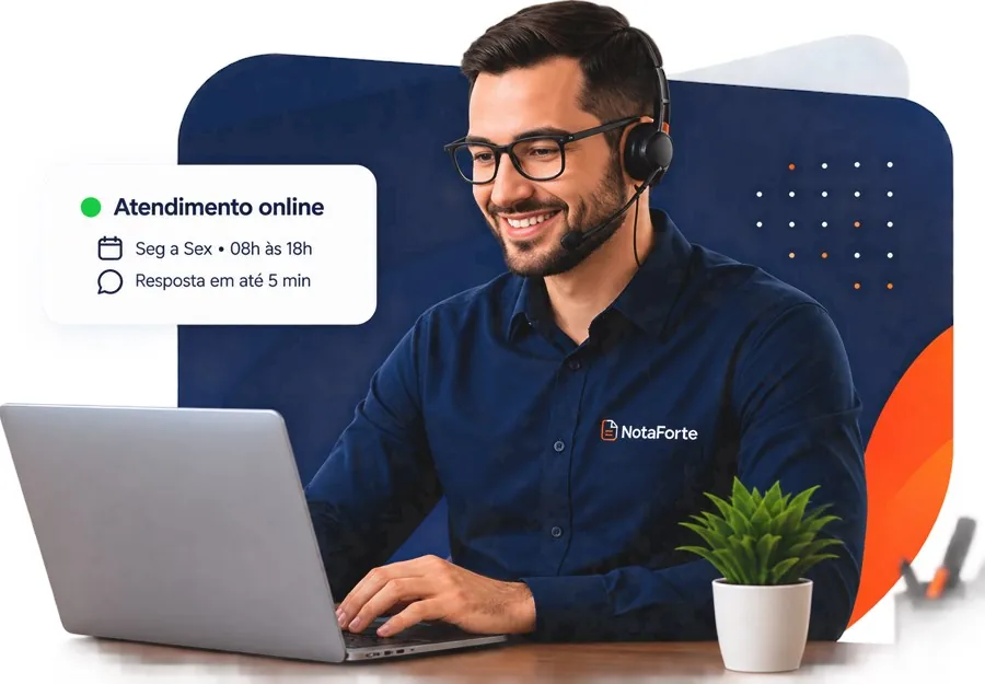 Atendente da Nota Forte com headset ao computador. Cartão na imagem informa: atendimento online, de segunda a sexta das 08h às 18h, com resposta em até 5 minutos.