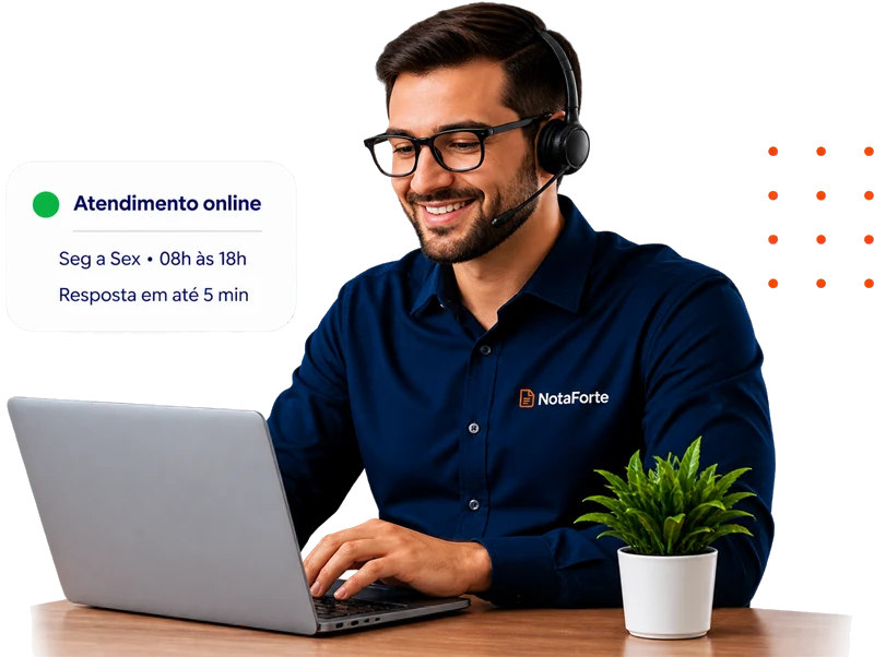Atendente da Nota Forte com headset, sorrindo enquanto trabalha no notebook. Cartão na imagem informa: atendimento online, de segunda a sexta das 08h às 18h, com resposta em até 5 minutos.